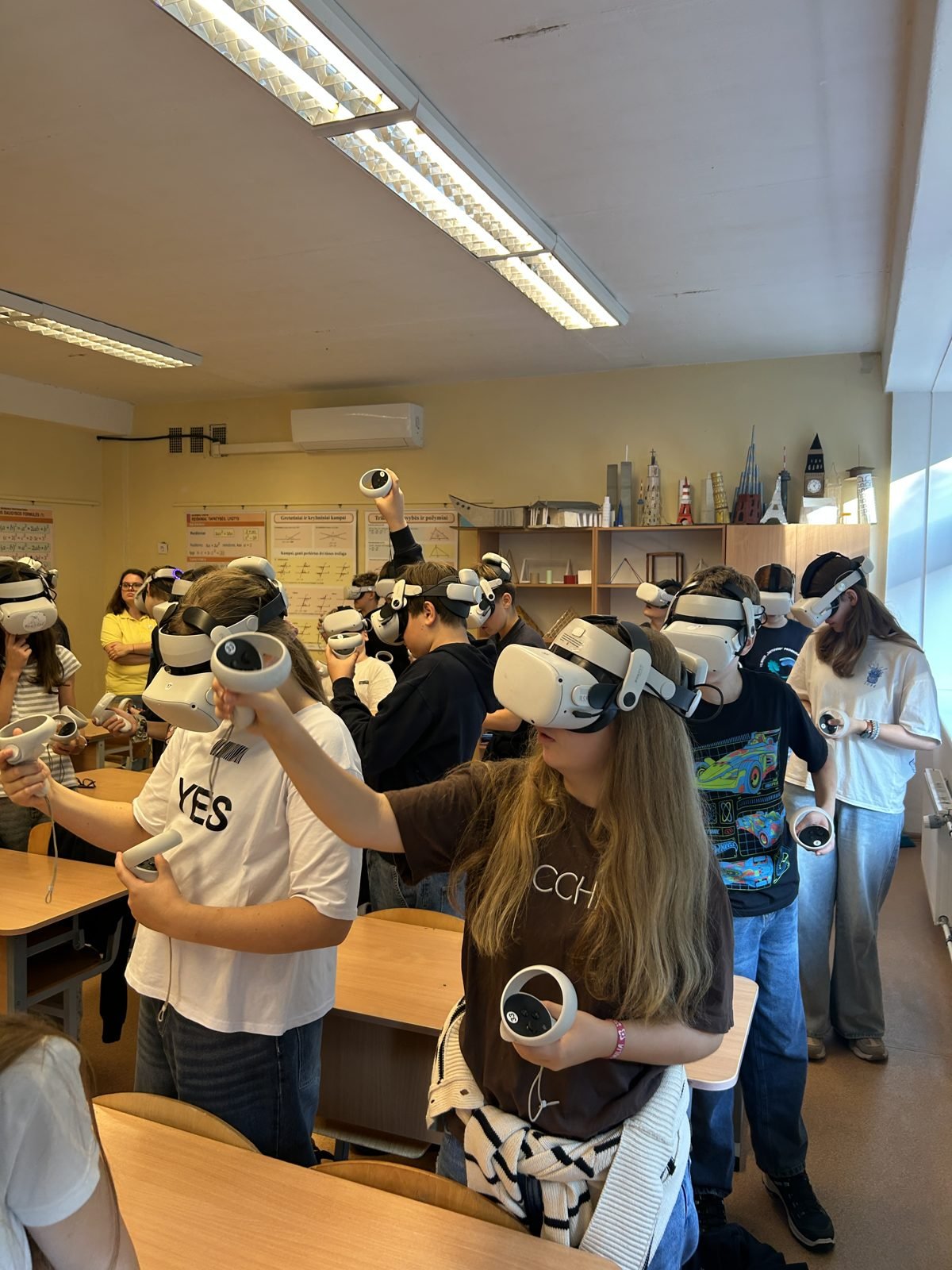 Klasė su VR akiniais atlieka „Šefo iššūkio VR“ užduotis